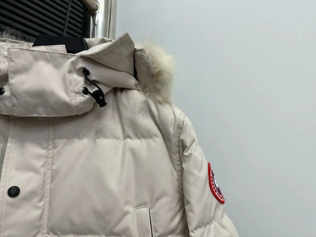 P780 [canada goose wyndham] 29 parka down jackets. The fabric is as soft and hard as the original. It can be restored by kneading at will (fabric misunderstanding: fabrics with high hardness are not waterproof. Only those who buy the latest authentic version this year will notice the softness and comfort of the fabric). The down is synchronized with the authentic white duck down. It is fluffy and not clumps. The electronically controlled down filling machine is filled with down. The zipper is customized with authentic ykk military grade copper core zipper puller. The high-hardness, non-stuck fur collar is made from original and custom-made western Canadian coyote skin. All workmanship and wiring are controlled by workers with more than ten years of service. They must be horizontal and vertical, and no crookedness is allowed. The wiring density inside is more sophisticated. Fighters in the world 29 battle all kinds of world products. Size: XS-XXL